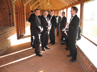 Sangerne forbereder sig umiddelbart inden koncerten i Kapitelsalen i Løgumkloster.